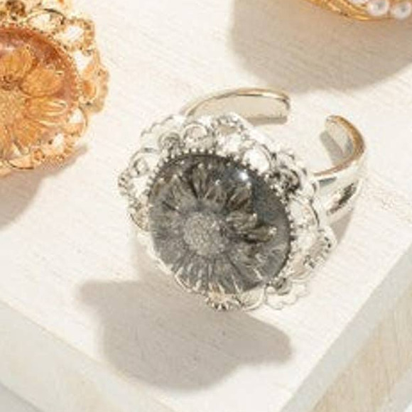 Flower Resin Cuff Ring Silvertone Size 7 - Picture 2 of 3